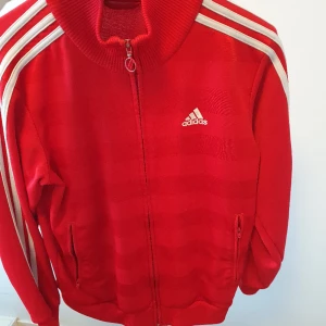 Adidas tröja - Röd adidas tröja storlek M