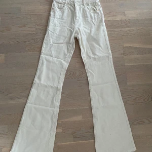 Bootcut jeans  - Superfina naturvita bootcut jeans med slitning nertill från Zara i storlek 34 🤍