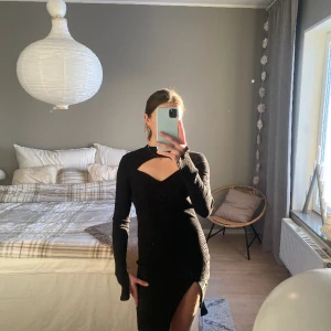 Angelica Blick klänning - Helt oanvänd, lapp kvar (bild2)  Klänning med cut outs i M, från Angelica Blicks kollektion med NA-KD 🖤