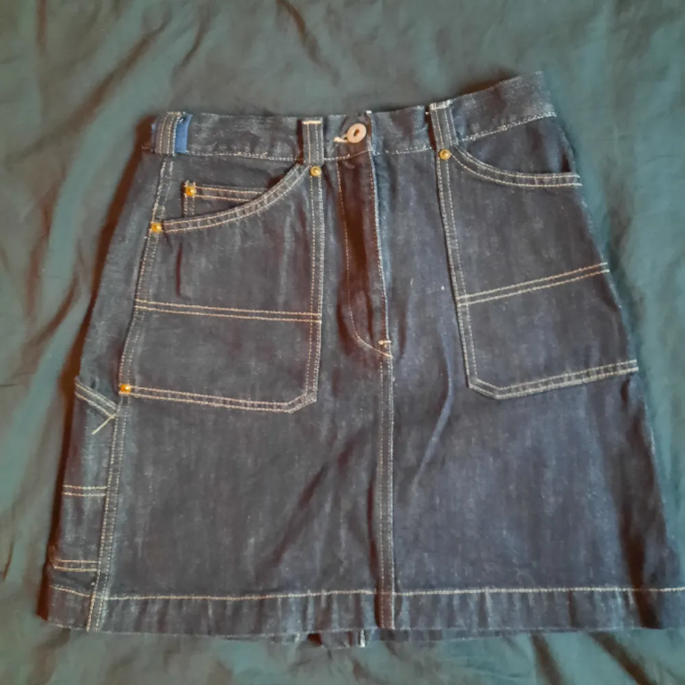 Asball mörkblå jeanskjol från Replay Blue Jeans med såå bra fickor!! Räcker ungefär till halva låret och har hög midja. Fina detaljer med vita stygn:) hittar ingen storlek men den passar perfekt för 36-38♡. Kjolar.