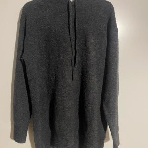 Huvtröja  - Tjena! Säljer en snygg mörkgrå huvtröja från uniqlo pga att den är för stor för mig. Den är använd men fortfarande i bra skick. Tveka inte på att höra av dig vid frågor! 
