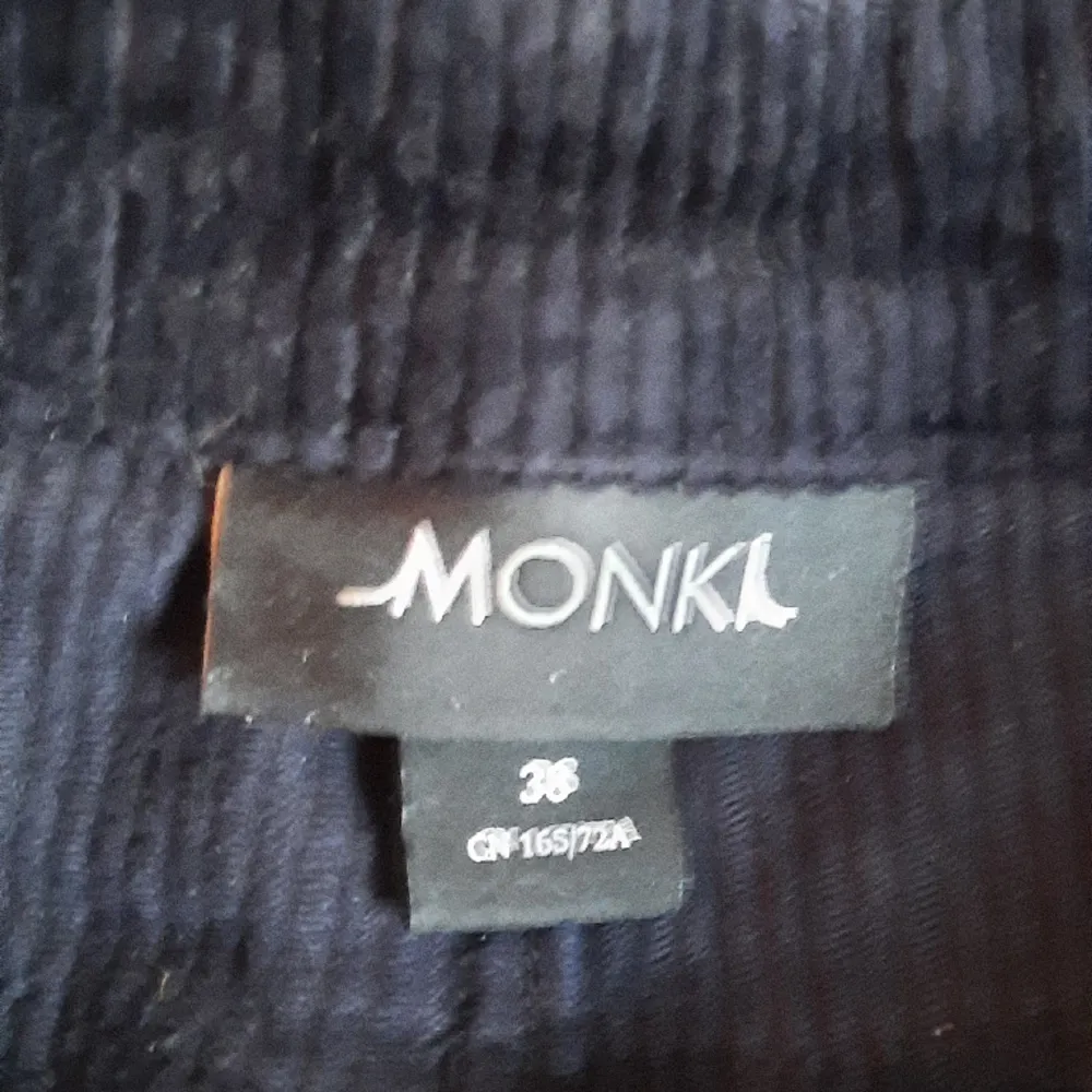 Svarta manchesterbyxor från Monki! Hög midja. Storlek 38. Jättesnygga men säljer då de aldrig kommer till användning:( Gott skick!. Jeans & Byxor.