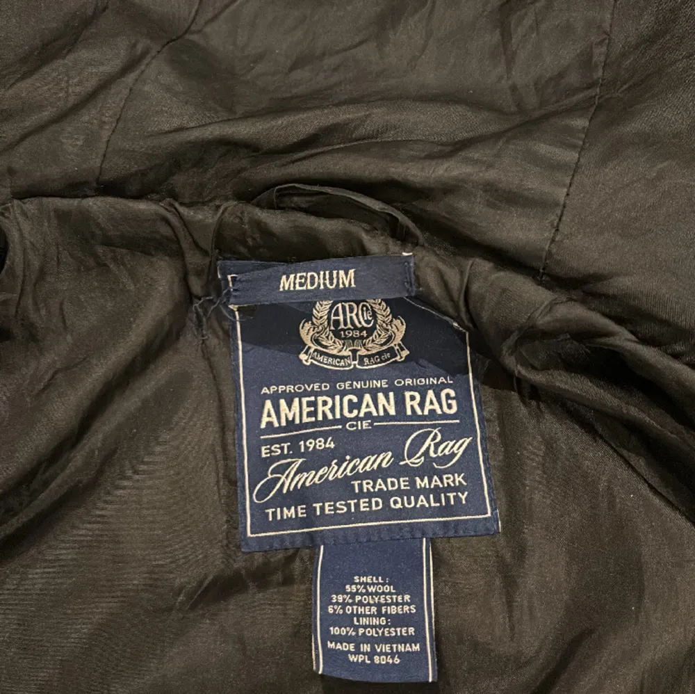 Säljer min American Rag kappa för att den inte passar min still. Har haft den under 2-3 månader men har inte alltid använt den. Kappan plockar upp mycket ludd så det gäller att vara lite försiktig som jag har misslyckats med😂. Jackor.