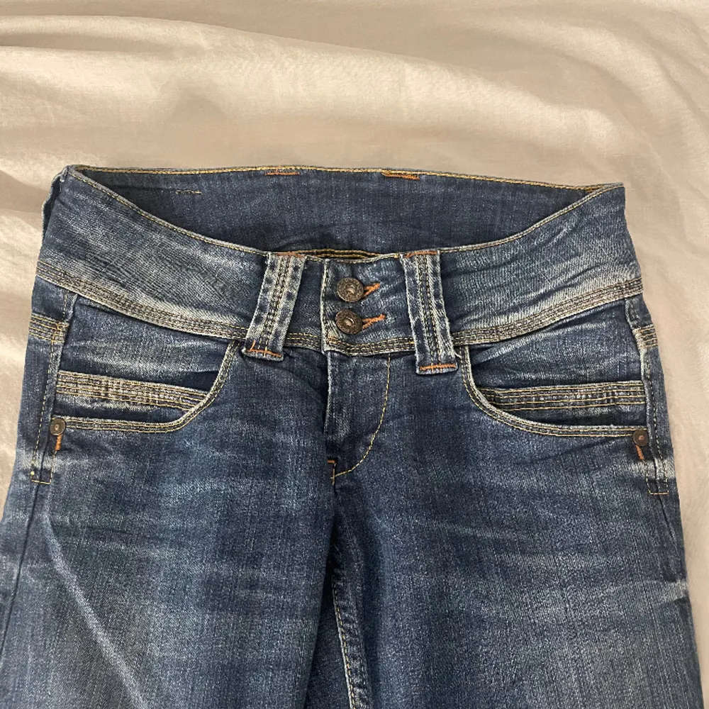 Skit snygga Pepe jeans i storlek 25W 30L. Har använt en gång för att dom tyvärr är för tajta för min smak💗💗 dom är straight. Skriv privat för fler frågor 💓. Jeans & Byxor.
