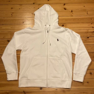 Ralph Lauren zip hoodie  - En sprillans ny, aldrig använd polo Ralph lauren zip hoodie i nyskick. Nypris ca 2200. Storlek M men funkar bra till S och L