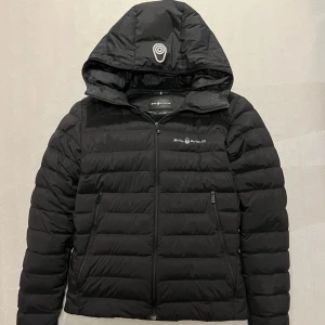 Sail Racing Vinterjacka - En snygg Sail racing jacka som passar till vinter, höst och vår. 8/10 i skick och har själv använt jackan endast en vinter. Nypris för jackan är 3000kr. Priset kan diskuteras vid intresse.  Det är bara att fråga om mer bilder om det behövs.