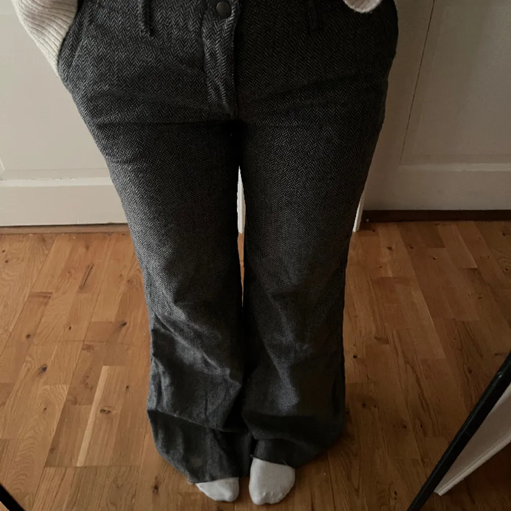 Säljer ett par byxor som är så snygga och köpta secondhand sen innan :). Jeans & Byxor.