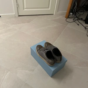 Lanvins - Tjena, säljer nu dessa feta lanvins i storlek 41 box med kommer. Skicket är okej lite trasiga vid hällen (se sistabilden) Vid minsta fundering skriv gärna