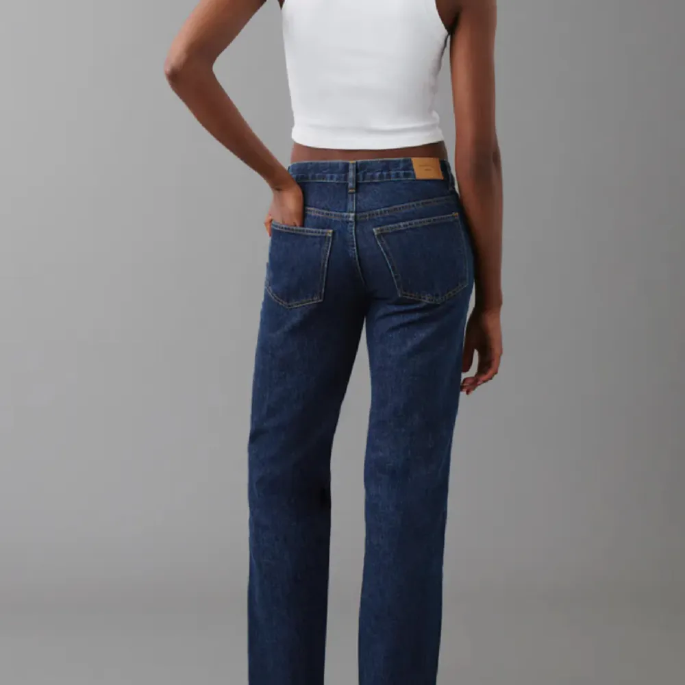 Jag säljer ett helt par nya  low waist jeans ifrån Gina tricot. Ordinarie pris 499,95kr, jag säljer jeansen för 350kr. Ni står för frakten (:. Jeans & Byxor.