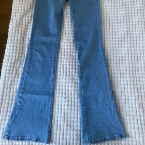 jeans - säker ett par jeans som är köpta utomlands, passar storlek s/m då dem är super stretchiga, pris kan diskuteras