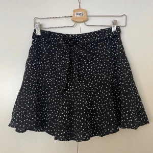 Prickig kort kjol - Superfin kjol som tyvärr är för liten för mig. Har undershorts i samma prickiga tyg. Knytrosett på framsidan. Aldrig använd, lapp ej kvar dock💜
