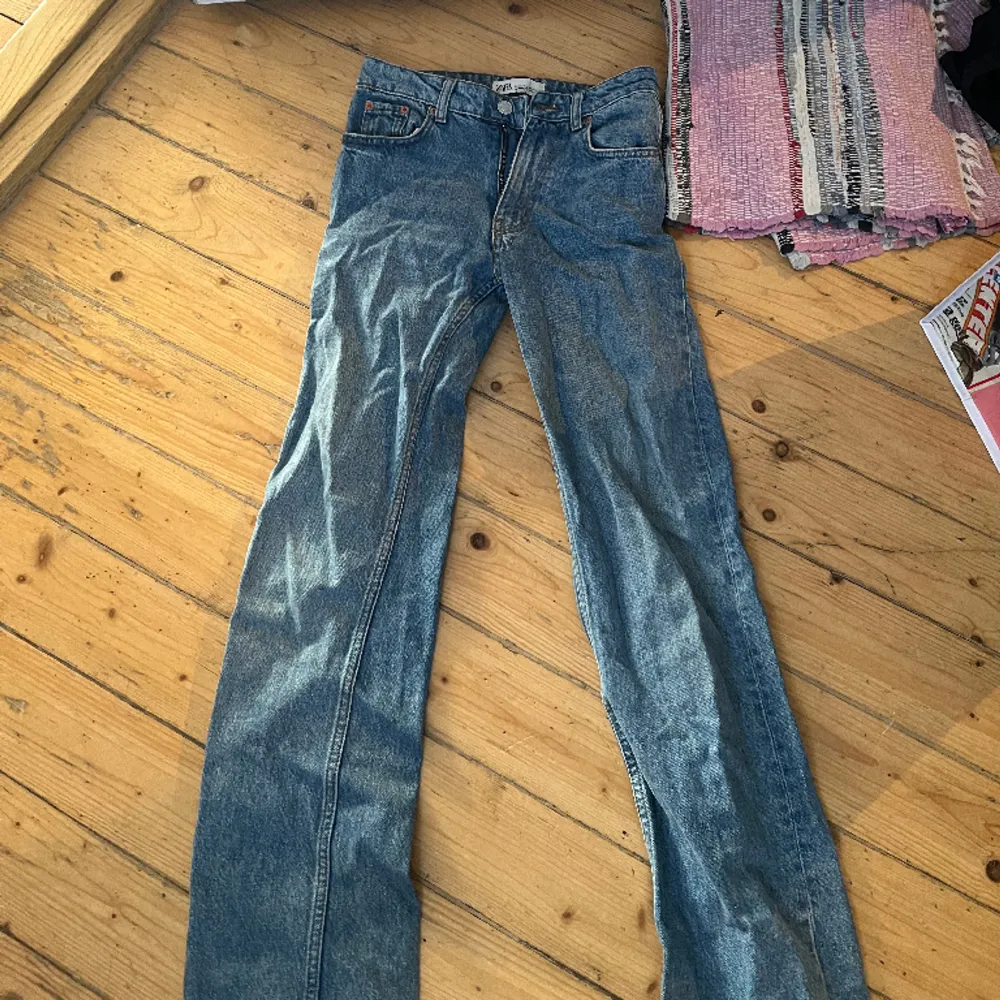 Jättesnygga zara jeans som aldrig är använda då dom inte passa mig💗 . Jeans & Byxor.