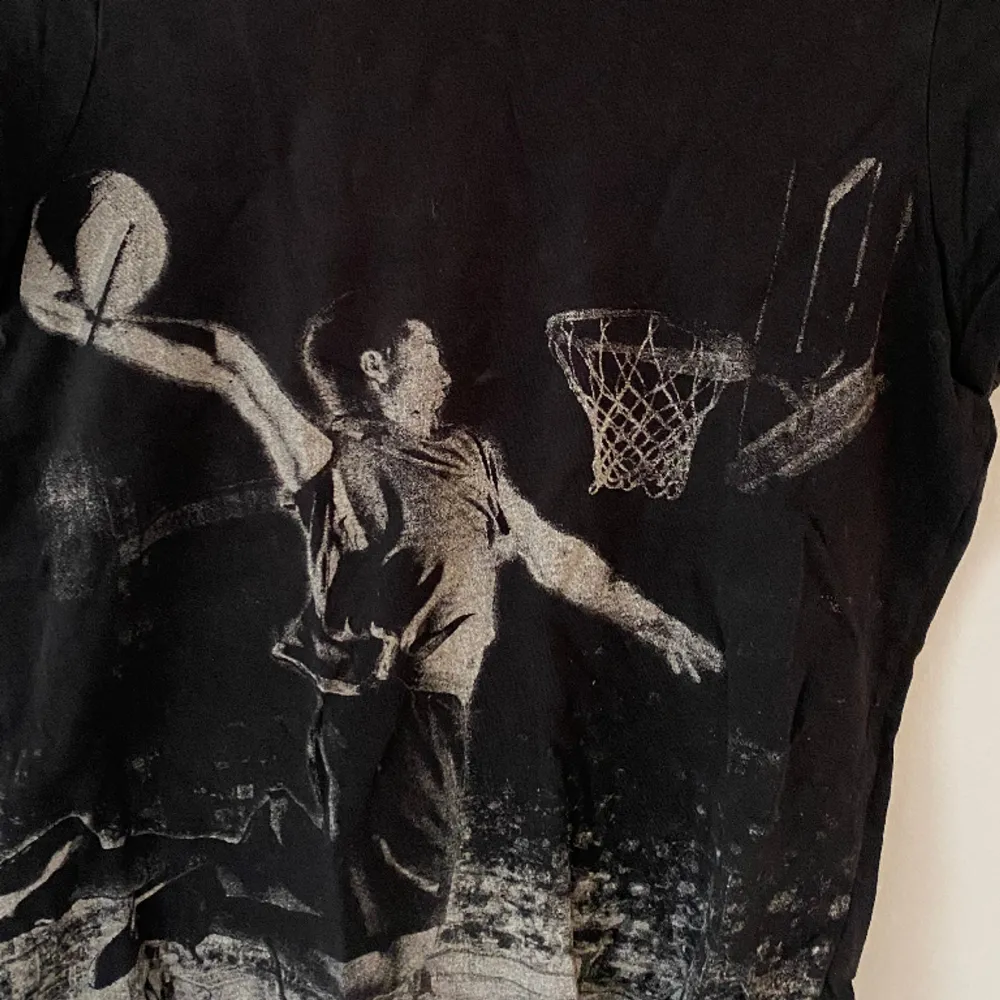 Tajt t-shirt med coolt tryck av basketspelare köpt second hand🌟. T-shirts.