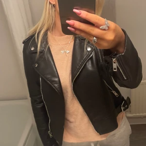 skinnjacka zara - hällan på insidan är av och det finns tecken på användning, därav priset💕