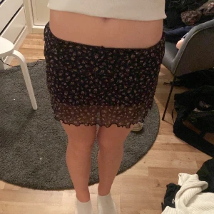 Kjol med blommor 🌷  - En jättegullig sommar kjol som tyvärr aldrig använts. Köpte den 2022 så säljs inte i butik längre men använde den bara den sommaren. Men jättesnygg att ha till stranden eller vad du vill!❤️ kontakta innan köp!( kunden står för frakt❤️)