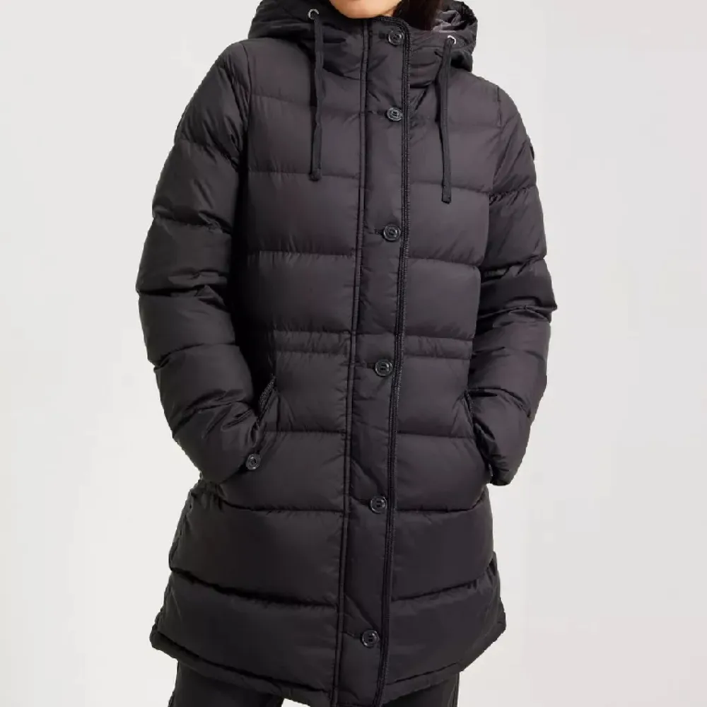 Säljer denna fina jackan.  Endast använd 1 vinter säsong.  Skicket på jackan är 10/10🩵 Dm vid fler bilder♥️ Nypris: 3800 . Jackor.