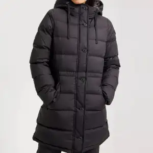 Säljer denna fina jackan.  Endast använd 1 vinter säsong.  Skicket på jackan är 10/10🩵 Dm vid fler bilder♥️ Nypris: 3800 