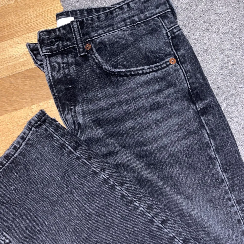 Mid waist jeans i grå/tvättad svart från Zara. Storlek 36.. Jeans & Byxor.
