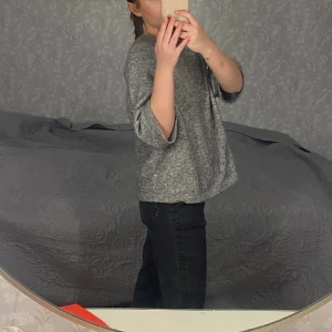 Svarta Perfect jeans ifrån gina tricot  - Svarta Perfect jeans ifrån gina tricot i st 36.  Säljer pga att de är lite förstora. Skulle säga är jeanser är mid waist. 💗