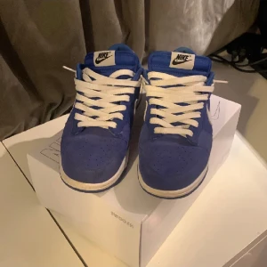 Nike dunk low (Nike by you) - Säljer nu mina Nike by you dunks då dom inte kommer till använd. Bra skick men nått litet märke på sulan  så lite tecken på användning men inget man tänker på Materialet är mocha och kan sälja billigare vid snabb affär  Skriv för mer bilder mvh/Einar