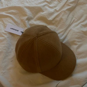 Stiksen keps   - Stiksen keps med lapp, aldrig använd, har förpackningsmärken på insidan. På webbsidan 699 kr