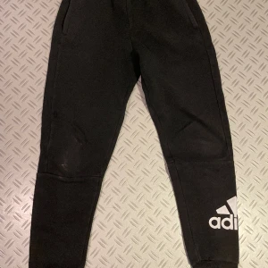 Adidas mjukisbyxor. - Snygga och väldigt bekväma mjukisbyxor från adidas! Den är i bra skick och kvalitet! Hör av er om ni undrar nåt!