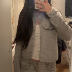 Cardigan❤️intressekoll - Jätte fin oanvänd grå cardigan från gina helt slutsåld överallt köpt för 400kr + frakt tycker verkligen om den men känner inte att färgen passar mig!🩷i storlek m men sitter  också som xs/s!