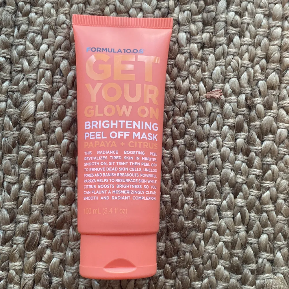 Peeloffmask ”Get your glow on”, som används för ansiktet. Gör att huden blir mer glowig. På sista bilden ser ni lite om vad produkten gör, men skriv gärna vid mer funderingar. Säljer då jag råka beställa två 💞. Övrigt.