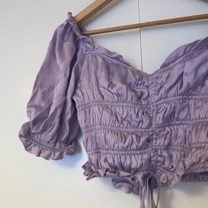 Lila croptop  - Ej använd, lappen kvar💜