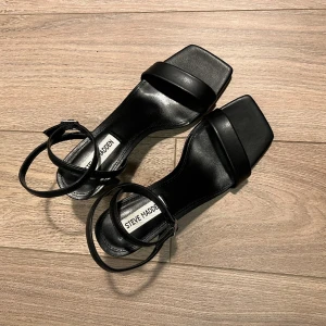 Steve Madden klackskor - Helt oanvända svarta Steve Madden klackar! Superfina i strl 38 och en klackhöjd på 7,5 cm. Säljes då de inte passar mig tyvärr. Nypris 1495kr - mitt pris 700kr 🌸