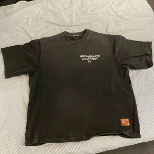 Acne tröja - Som en tjock T-shirt, endast använd någon gång så nästan nyskick 