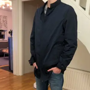 Inga skavanker som ny🍾  Storlek L-Xl Modellen på bilden är 1,84 och väger 68kg🧥  700 kr