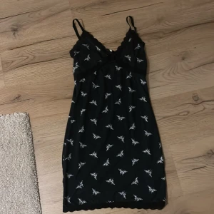 Klänning  - Fin klänning använd få gånger, riktigt fin på då den framhäver kurvor 