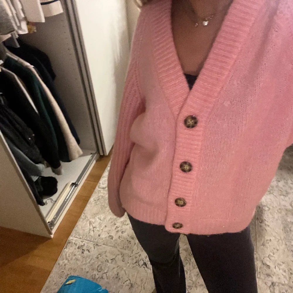 Otroligt fin tröja med knappar i en fin rosa färg. Köpt från zara för längesen. Knappt använd. Storlek S❤️. Stickat.