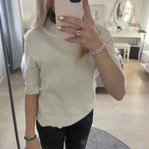 Stickad tröja Vila🫶🏻 - Superfin stickad tröja från Vila! Bilderna är lånade från gamla ägaren, säljer då den inte sitter så bra på mig💞