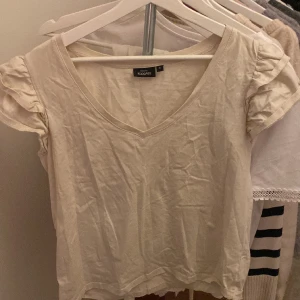 Ur ringad tröja  - Bra skick, lite skrynklig men det går bara att stryka💕