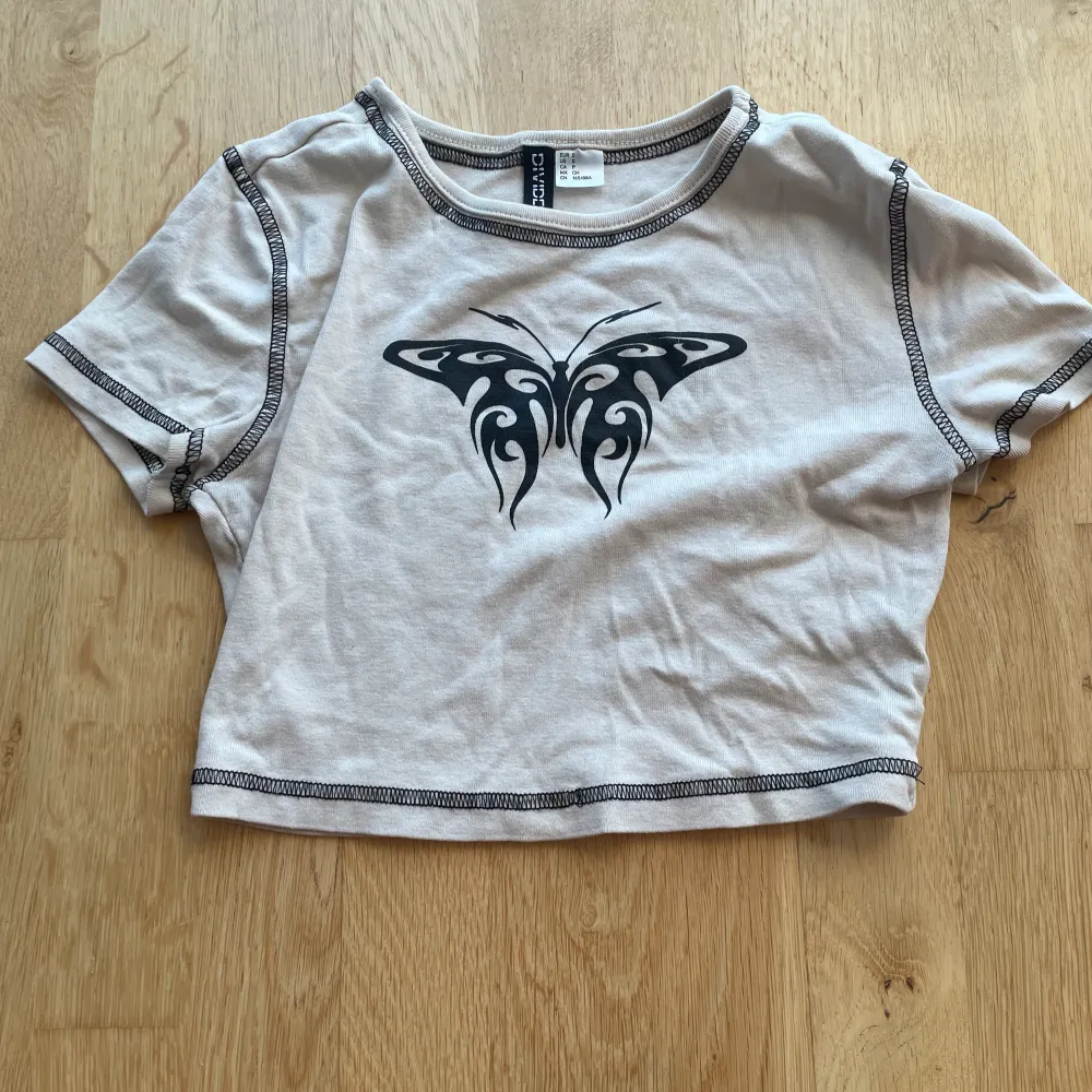 En söt kort tröja köpt från H&M för ett bra tag sen, den är väldigt cropped . Yläosat.
