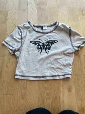Söt kort tröja  - En söt kort tröja köpt från H&M för ett bra tag sen, den är väldigt cropped 