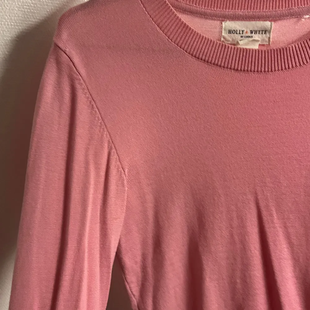 Säljer nu min rosa Holly&whyte tröja! Så fin men kommer inte till användning, har guld knappar på armarna. Slutsåld och Orginalpris 350💕sparsamt använd!. Tröjor & Koftor.