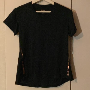 Träningströja - Svart träningströja med rosegold detaljer. Inte använd så mycket och säljs därför