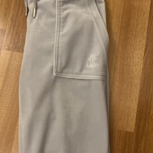 Juicy couture - Säljer mina juicy byxor eftersom dom inte kommer till användning 🤍 Dom är uppsydda några cm och passar mig som är 160  Köpta på juicy coutures hemsida nypris 1099 Inga defekter Köparen står för frakt 🙏