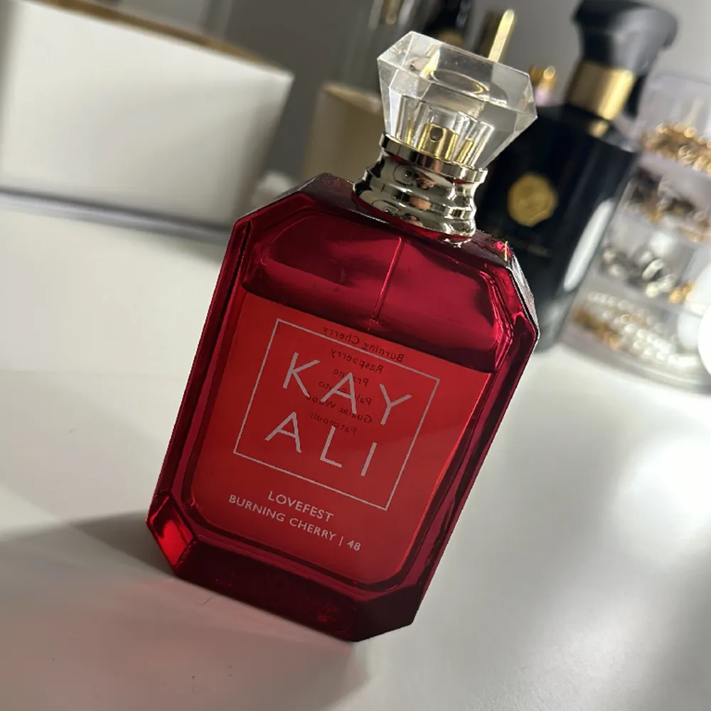 Kaylai parfym100 ml har använt 20 ml så det är 80 ml kvar. Köpte den för 1450. Övrigt.