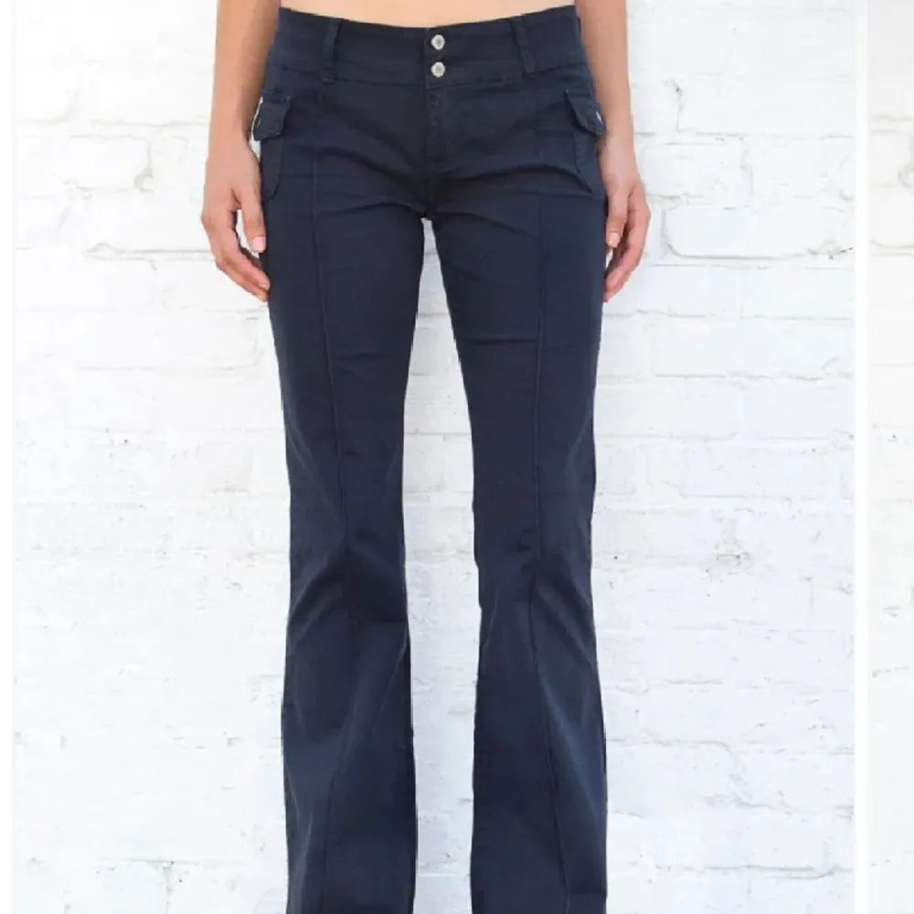 Säljer mina jätte fina brandy Melville jeans köpa i somras, säljer pga ingen användning. Andvät cirka 2-4 ggr 🥰. Jeans & Byxor.