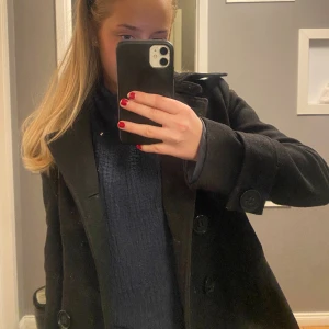 Kappa - Svart kappa i super bra skick. Passar till allt och har perfekt passform. 