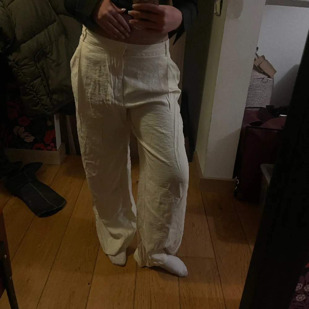 Oversized kostymbyxor från Zara som är lite för stora för min smak. Nypris 379kr och är i stl L. Säljer för 150kr då de endast är testade och aldrig använda. . Jeans & Byxor.