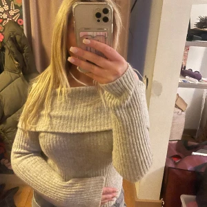 Stickad off-shoulder tröja - Stickad off-shoulder tröja från h&m i stl s. Använd fåtal gånger och är inte riktigt min stil. Säljer för 150kr