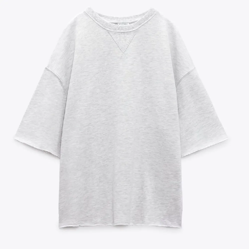 Säljer denna eftertraktade Trekvartsärmade sweatshirt ifrån Zara med prislapp på! Endast testad, perfekt som vardagströja👌🏼. Tröjor & Koftor.