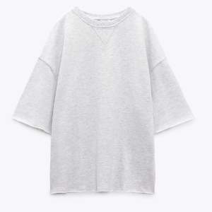 Säljer denna eftertraktade Trekvartsärmade sweatshirt ifrån Zara med prislapp på! Endast testad, perfekt som vardagströja👌🏼