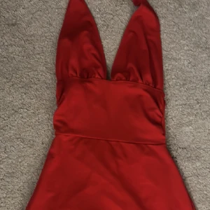 Röd klänning  - Använd en gång 