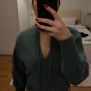 GRÖN STICKAD🤍 - Supergosig mörkgrön stickad från Zara!💚